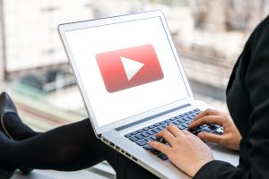 В современном цифровом мире   видеоконтент   король  На самом деле считается, что видео-контент будет вести   82% всего интернет-трафика к 2021 году   ,  А поскольку YouTube является второй по величине поисковой системой после Google, важно оптимизировать контент YouTube, чтобы оставаться впереди