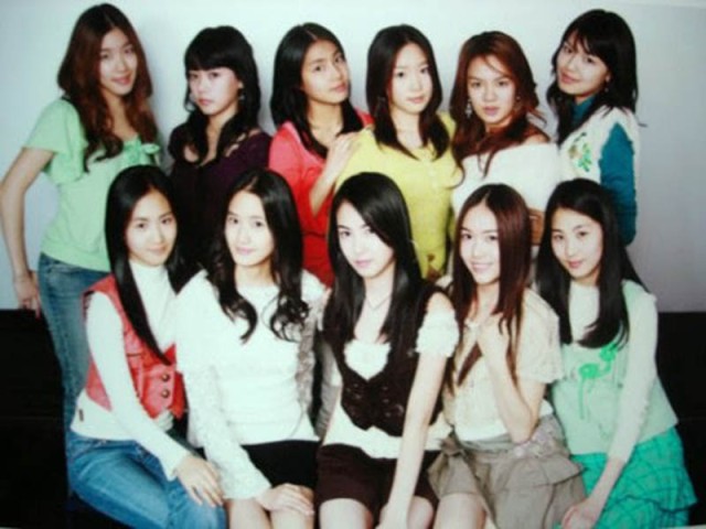 Слева направо: Стефани Хванг, Пак Со Ён, Чан Ха-Джин, Ким Тэ Ен, Ким Хе Йон, Чой Су Юнг