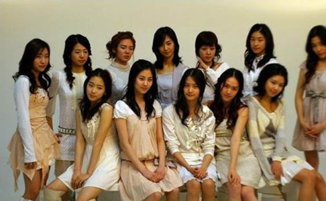 Слева направо I: Хео Чан-Ми, Ли Сун-Кью, Ким Хе-Йон, Квон Юри, Пак Со-Йон, Ли Хван-Хи, Стефани Хван
